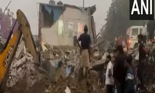 Noida में मकान ढहा, बचाव कार्य जारी