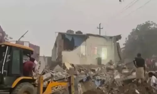 Noida: तीन मंजिला इमारत ढहने से कई लोगों के फंसे होने की आशंका