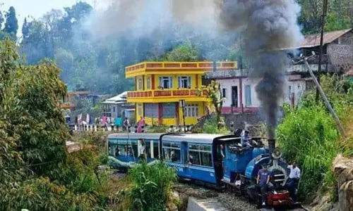 Toy Train की सेवा बहाल, दार्जिलिंग के लिए पहली यात्रा में इंजन खराब Toy Train की सेवा बहाल, दार्जिलिंग के लिए पहली यात्रा में इंजन खराब
