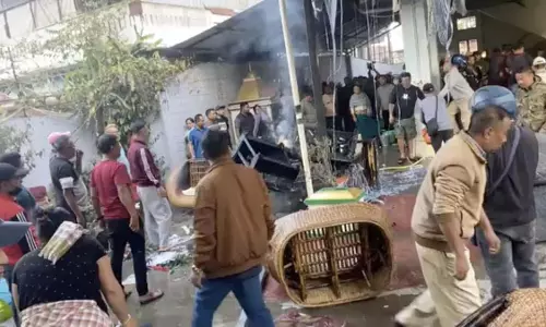 मणिपुर में 4 और विधायकों के घर जलाए, CM के आवास पर धावा बोलने की कोशिश मणिपुर में 4 और विधायकों के घर जलाए, CM के आवास पर धावा बोलने की कोशिश
