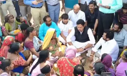 राष्ट्रीय अनुसूचित जनजाति आयोग के सदस्य ने Kodangal ग्रामीणों से बातचीत की