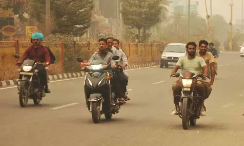 Amritsar: बिना हेलमेट वाहन चलाना दुर्घटनाओं को आमंत्रण Amritsar: बिना हेलमेट वाहन चलाना दुर्घटनाओं को आमंत्रण
