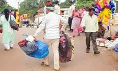 Muslim व्यापारियों का दावा, मध्य प्रदेश मेले से उन्हें निकाला गया