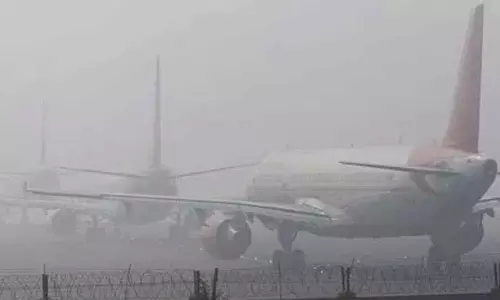 कोहरे और प्रदूषण के कारण उड़ानें प्रभावित, Delhi airport पर 370 से अधिक उड़ानें विलंबित कोहरे और प्रदूषण के कारण उड़ानें प्रभावित, Delhi airport पर 370 से अधिक उड़ानें विलंबित