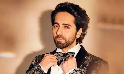 Ayushmann Khurrana ने स्कूल फैन द्वारा स्टेज पर डॉलर के नोट फेंकने पर अपना कॉन्सर्ट रोक दिया Ayushmann Khurrana ने स्कूल फैन द्वारा स्टेज पर डॉलर के नोट फेंकने पर अपना कॉन्सर्ट रोक दिया