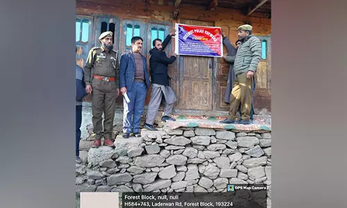 जम्मू-कश्मीर: Kupwara पुलिस ने फरार आरोपी के घर की कुर्की की