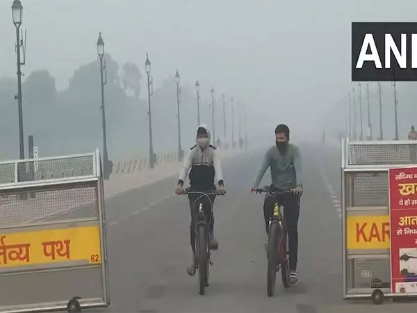 Delh की वायु गुणवत्ता लगातार दूसरे दिन भी गंभीर प्लस बनी रही, शहर में धुंध छाने से दृश्यता कम हुई