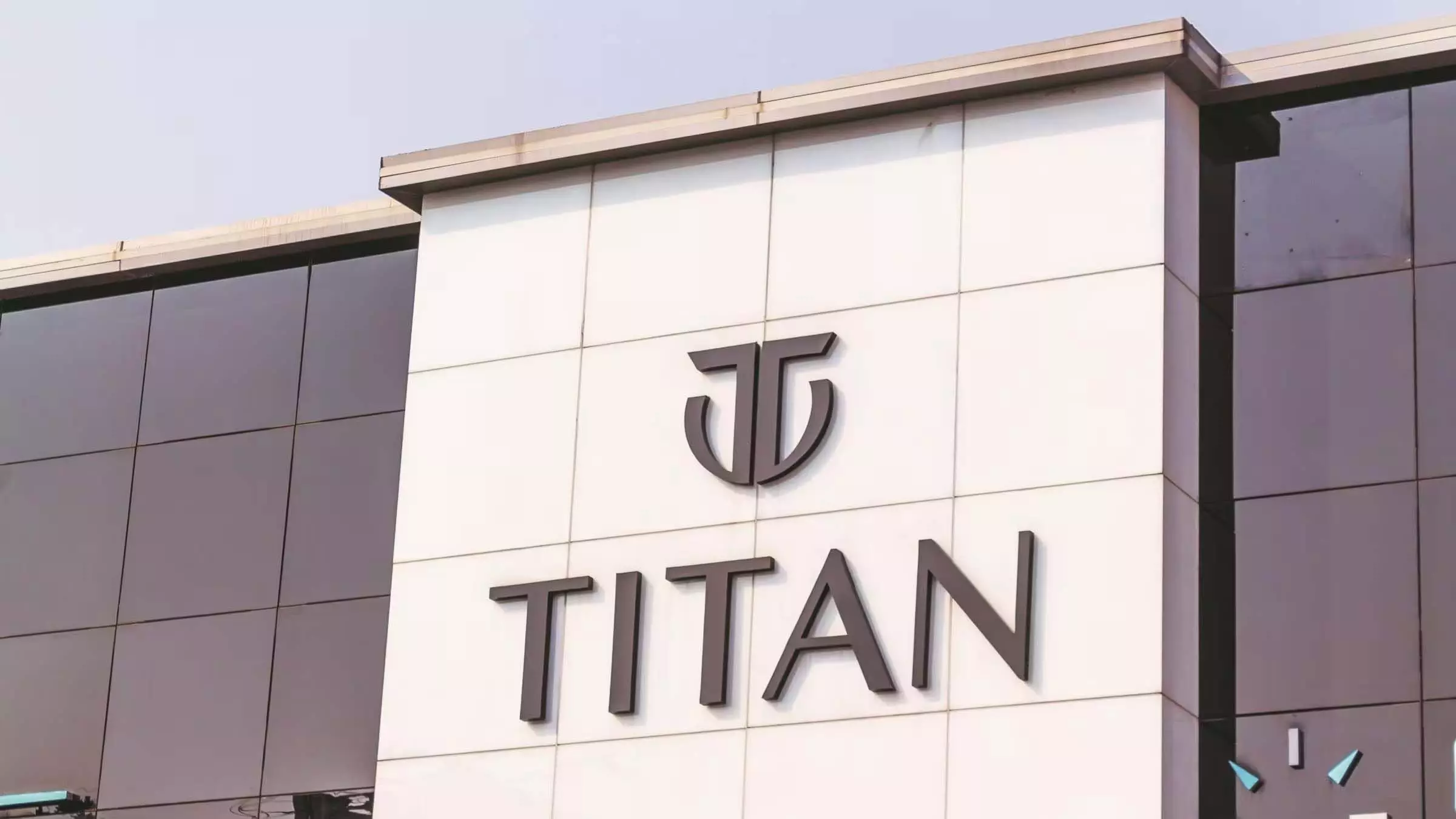 Titan Company अशेयर की कीमत 2.63% ऊपर