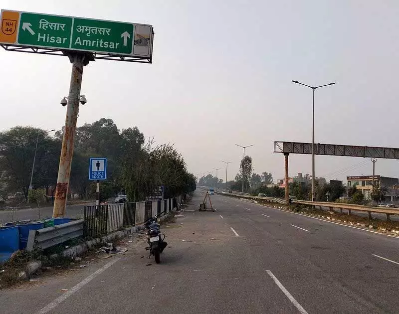 Haryana : अंबाला में एनएच पर फ्लाईओवर पर लगाए गए बैरिकेड्स हटाए गए