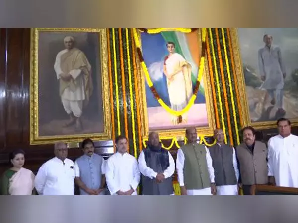 Kharge, राहुल गांधी और अन्य नेताओं ने संविधान सदन में पूर्व प्रधानमंत्री इंदिरा गांधी को पुष्पांजलि अर्पित की