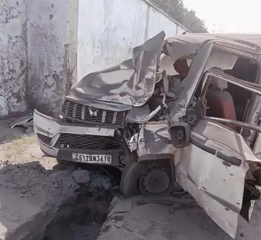 ड्राइवर ने जानबूझकर वाहन को किया अनियंत्रित, 8 लोग घायल ड्राइवर ने जानबूझकर वाहन को किया अनियंत्रित, 8 लोग घायल