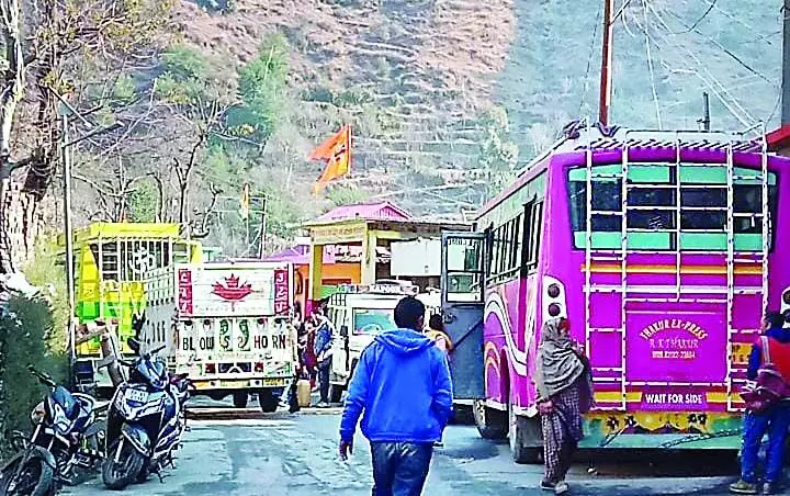 तेलका में ट्रैफिक जाम, लोग परेशान