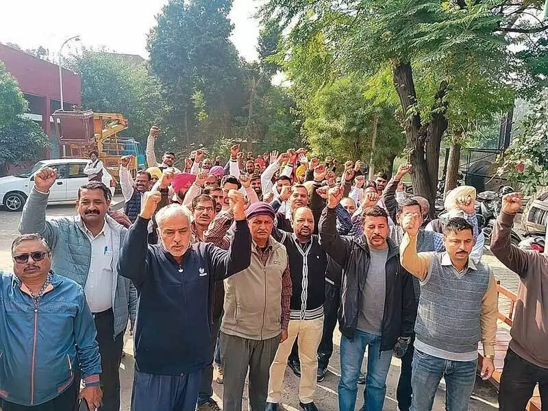 Chandigarh: बिजली कर्मचारियों ने विभाग के निजीकरण का विरोध किया