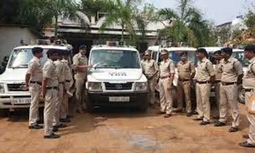Journalists को आरोपी की आवाज सुनने से रोकने के लिए पुलिस ने बजाया हॉर्न Journalists को आरोपी की आवाज सुनने से रोकने के लिए पुलिस ने बजाया हॉर्न