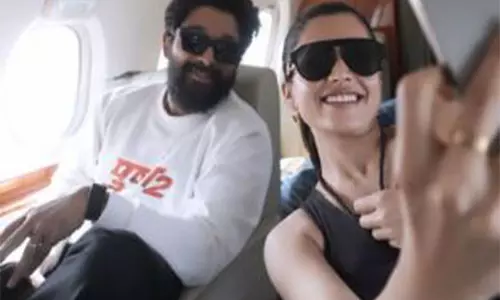 Allu Arjun ने असली श्रीवल्ली रश्मिका मंदाना के साथ सेल्फी पोस्ट की Allu Arjun ने असली श्रीवल्ली रश्मिका मंदाना के साथ सेल्फी पोस्ट की