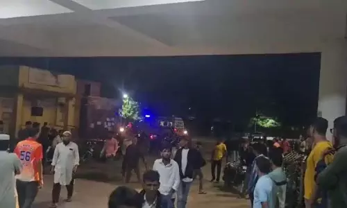 कार और ट्रक की टक्कर में 6 लोगों की मौत, 2 की हालत नाजुक कार और ट्रक की टक्कर में 6 लोगों की मौत, 2 की हालत नाजुक