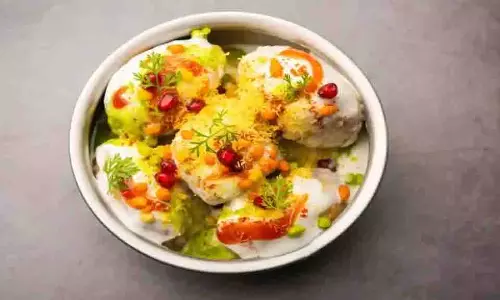Bread Roll Chaat Recipe: स्नैक्स के लिए मिनटों में तैयार करें ब्रेड रोल चाट Bread Roll Chaat Recipe: स्नैक्स के लिए मिनटों में तैयार करें ब्रेड रोल चाट