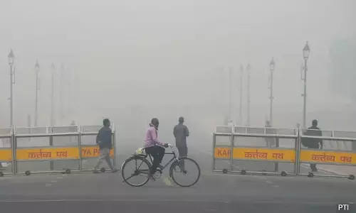 Delhis air toxic: ट्रेनों में देरी, पास के शहरों में स्कूल ऑनलाइन