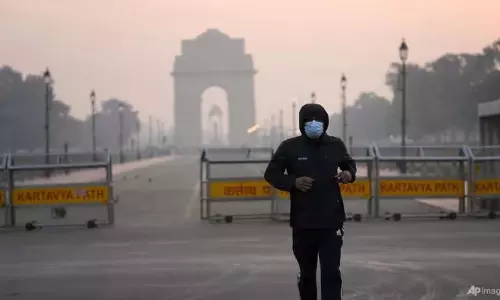 Delhi में जहरीली हवा के कारण सांस लेने में दिक्कत Delhi में जहरीली हवा के कारण सांस लेने में दिक्कत