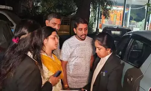 स्कूल ले जाने वाले ड्राइवर ने छात्रा के साथ रचाई शादी, थाने में हंगामा