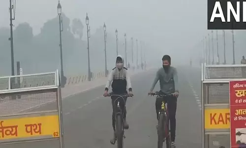 Delh की वायु गुणवत्ता लगातार दूसरे दिन भी गंभीर प्लस बनी रही, शहर में धुंध छाने से दृश्यता कम हुई