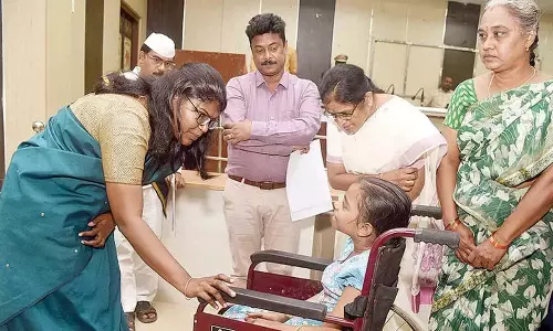 Andhra: शारीरिक रूप से अक्षम लड़की को व्हीलचेयर मिली