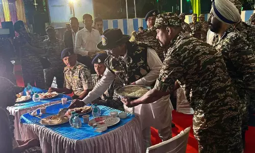CRPF जवानों को CM विष्णुदेव साय ने परोसा भोजन, कैंप पहुंचकर बढ़ाया हौसला