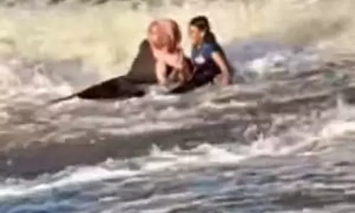 OMG : समुद्र की लहर में फंसे मां-बेटी, VIDEO