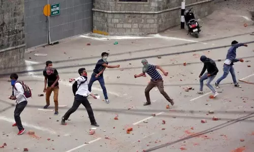 Assam: डेमो में पथराव की घटना