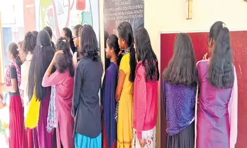 Andhra: आंध्र प्रदेश में केजीबीवी स्कूल की प्रिंसिपल ने सजा के तौर पर छात्राओं के बाल काटे Andhra: आंध्र प्रदेश में केजीबीवी स्कूल की प्रिंसिपल ने सजा के तौर पर छात्राओं के बाल काटे