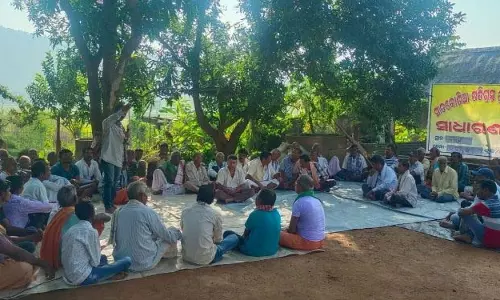ग्रामीणों ने सतकोसिया में बाघ स्थानांतरण का विरोध किया ग्रामीणों ने सतकोसिया में बाघ स्थानांतरण का विरोध किया