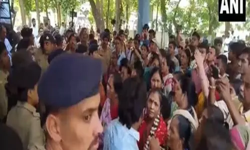 BJP नेता के बेटे की चाकू घोंपकर हत्या, लोगों ने किया प्रदर्शन