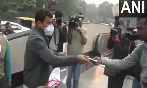 Manoj Tiwari ने AQI के गंभीर प्लस पर पहुंचने पर मास्क बांटे Manoj Tiwari ने AQI के गंभीर प्लस पर पहुंचने पर मास्क बांटे