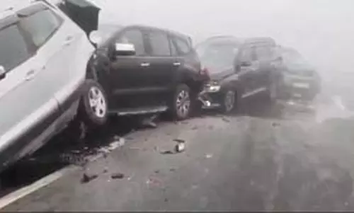 एक्सप्रेसवे पर खड़ी डीसीएम से कई कारों की टक्कर, एक घायल