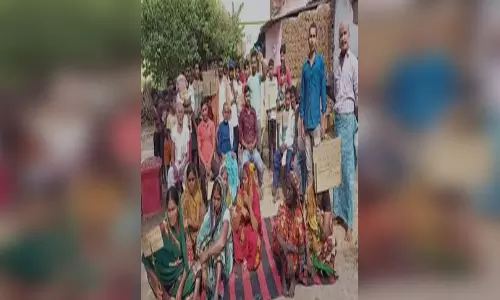 ग्रामीण कर रहे शराब बनाने वालों का बहिष्कार ग्रामीण कर रहे शराब बनाने वालों का बहिष्कार