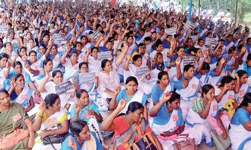 AP: आशा कार्यकर्ताओं ने न्यूनतम वेतन और अन्य सुविधाओं के लिए किया आंदोलन