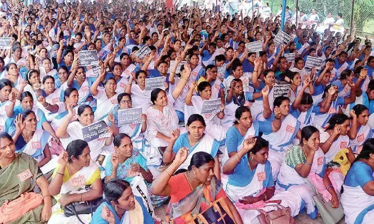 Asha कार्यकर्ताओं ने न्यूनतम वेतन और अन्य सुविधाओं के लिए किया आंदोलन