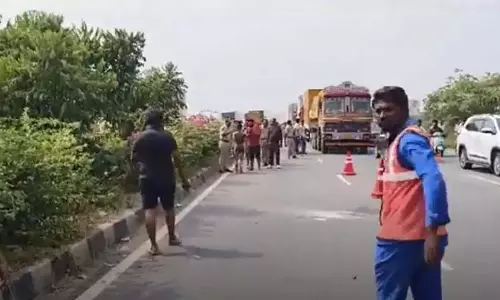 महिला अघोरी ने मंगलागिरी में NH पर विरोध प्रदर्शन किया