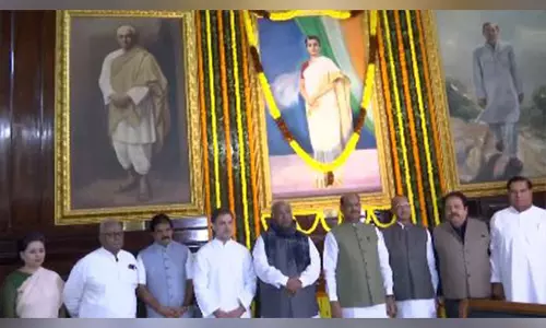 Kharge, राहुल गांधी और अन्य नेताओं ने संविधान सदन में पूर्व प्रधानमंत्री इंदिरा गांधी को पुष्पांजलि अर्पित की