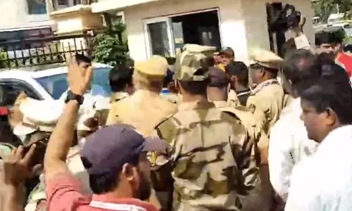 BJP के दिग्गज नेता पर पैसे बांटने का आरोप, होटल में हंगामा, मौके पर भारी फोर्स मौजूद BJP के दिग्गज नेता पर पैसे बांटने का आरोप, होटल में हंगामा, मौके पर भारी फोर्स मौजूद