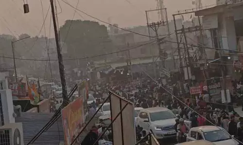 Shimla में टूटा पैदल पथ, बद्दी रोड पर उलझे बिजली के तार Shimla में टूटा पैदल पथ, बद्दी रोड पर उलझे बिजली के तार