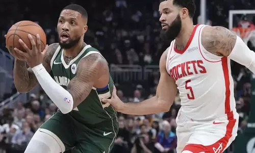 Bucks ने लिलार्ड के आखिरी बास्केट से 101-100 से जीत हासिल की Bucks ने लिलार्ड के आखिरी बास्केट से 101-100 से जीत हासिल की