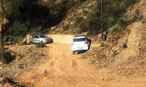 Dharamsala में कच्ची सड़क से यातायात की समस्या बढ़ी Dharamsala में कच्ची सड़क से यातायात की समस्या बढ़ी