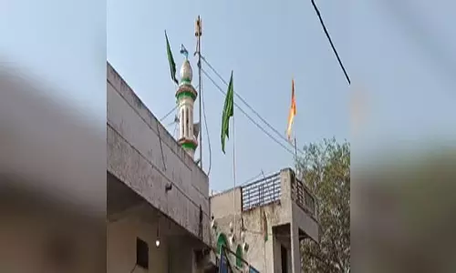 धार्मिक चबूतरे को लेकर भिड़े दो समुदाय, पुलिस बल तैनात धार्मिक चबूतरे को लेकर भिड़े दो समुदाय, पुलिस बल तैनात