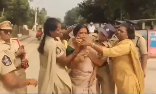 CM चंद्रबाबू नायडू के आवास के बाहर महिला ने की आत्महत्या की कोशिश CM चंद्रबाबू नायडू के आवास के बाहर महिला ने की आत्महत्या की कोशिश