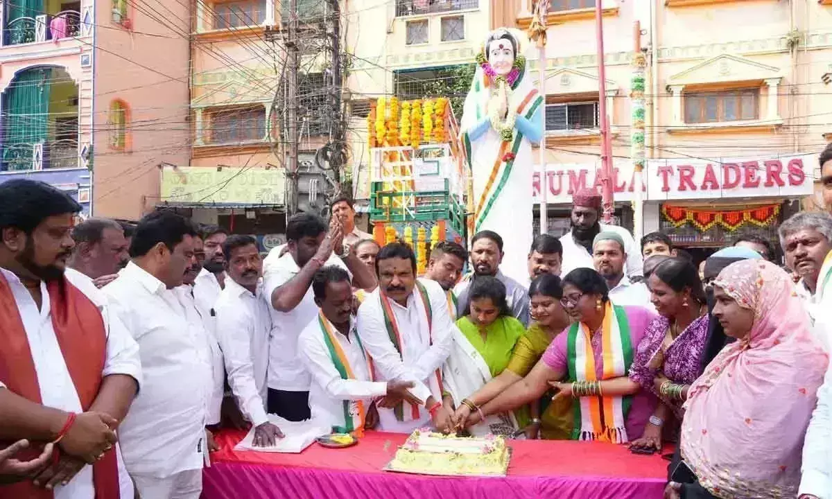 Secunderabad छावनी विधायक ने इंदिरा गांधी को उनकी जयंती पर श्रद्धांजलि दी