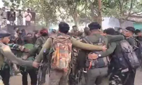 5 नक्सलियों का खात्मा कर कैंप लौटे जवानों ने किया डांस, VIDEO 5 नक्सलियों का खात्मा कर कैंप लौटे जवानों ने किया डांस, VIDEO
