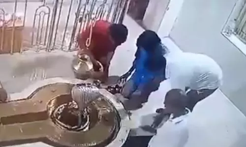 OMG! मौत का LIVE वीडियो, मंदिर में आया हार्ट अटैक, उपस्थित लोग हैरान OMG! मौत का LIVE वीडियो, मंदिर में आया हार्ट अटैक, उपस्थित लोग हैरान