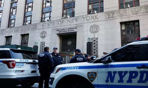 New York: बेघर व्यक्ति ने चाकू घोंपकर दो लोगों की हत्या की, एक घायल New York: बेघर व्यक्ति ने चाकू घोंपकर दो लोगों की हत्या की, एक घायल