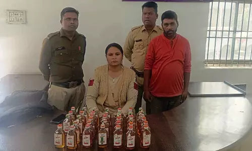 तस्करी का भंडाफोड़, भारी मात्रा में देशी और अंग्रेजी शराब बरामद तस्करी का भंडाफोड़, भारी मात्रा में देशी और अंग्रेजी शराब बरामद
